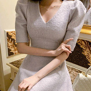 로맨틱한 무드의 브이넥 퍼프 소매 A라인 미니 반팔 원피스 dress
