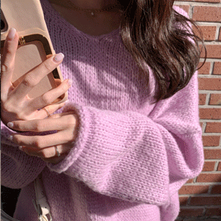 화사한 파스텔 컬러 구성의 V넥 루즈핏 롱 니트 knit 벚꽃룩