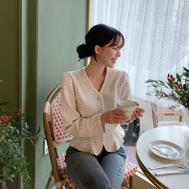로맨틱한 페플럼 디자인의 트위드 자켓형 노카라 블라우스 blouse