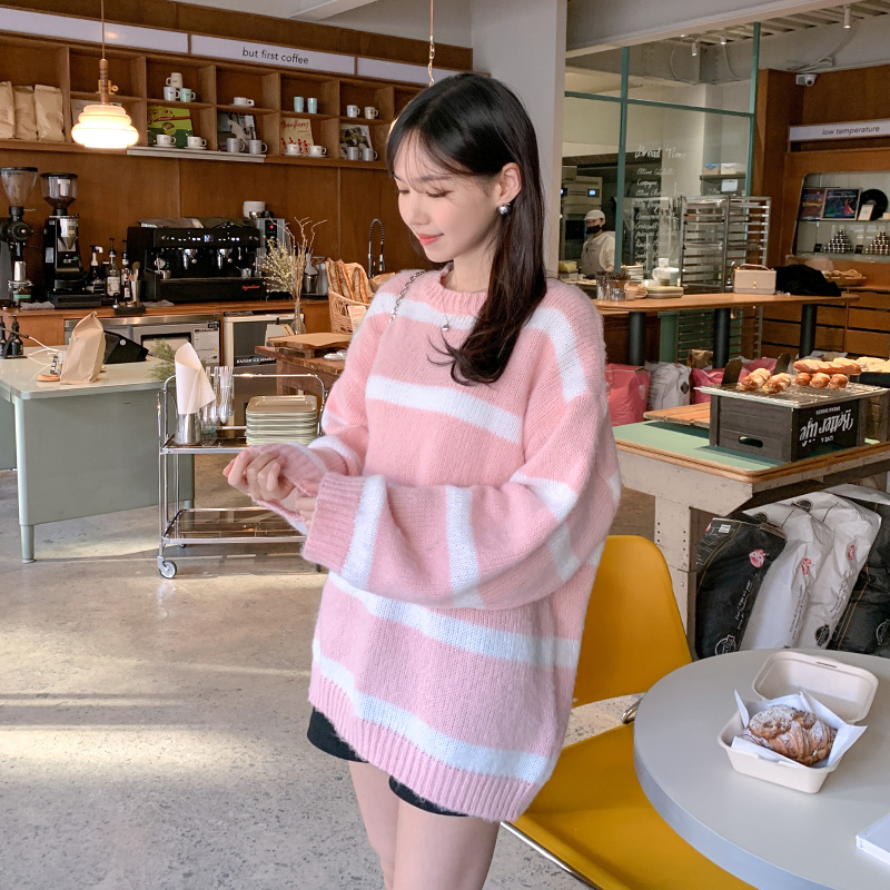 헤어감이 느껴지는 여리한 오버핏 스트라이프 니트 knit 벚꽃룩