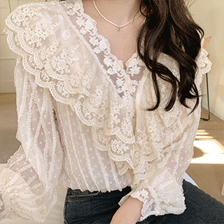 로맨틱한 플라워 레이스 패브릭의 프릴 V넥 블라우스 blouse