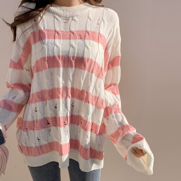 캐쥬얼한 스트라이프 패턴의 스카시 짜임 루즈핏 라운드 꽈배기 니트 knit 벚꽃룩