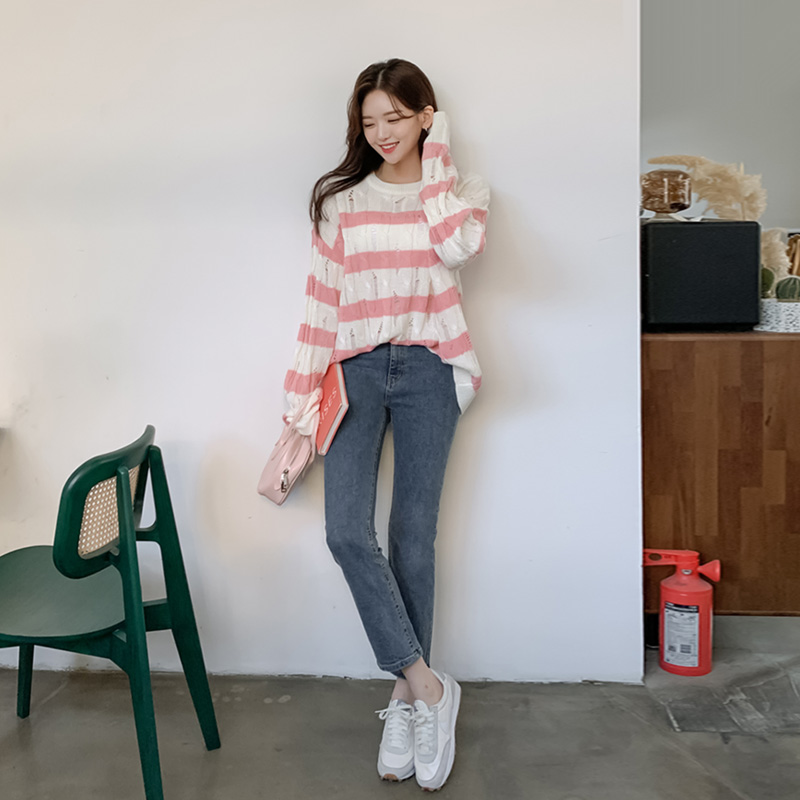 캐쥬얼한 스트라이프 패턴의 스카시 짜임 루즈핏 라운드 꽈배기 니트 knit
