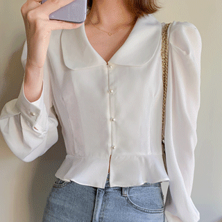 여성스러운 무드의 페플럼 디자인 둥근 카라넥 퍼프 소매 크롭 블라우스 blouse