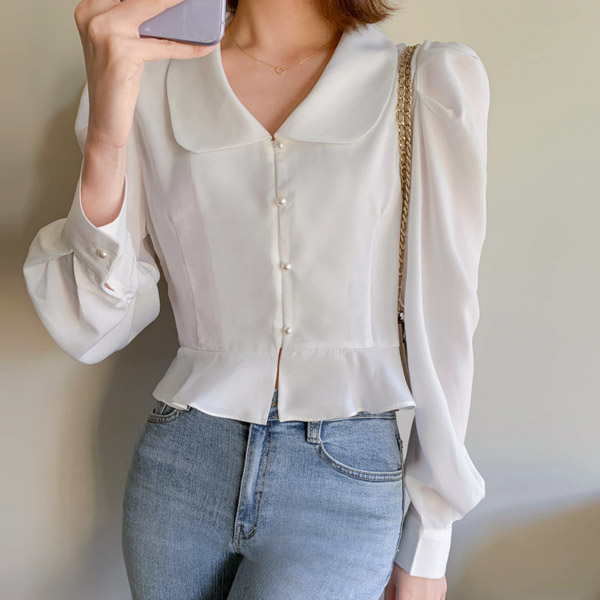 여성스러운 무드의 페플럼 디자인 둥근 카라넥 퍼프 소매 크롭 블라우스 blouse 벚꽃룩