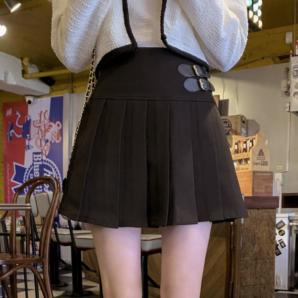 레더 버클 디테일의 플리츠 A라인 미니 스커트 skirt