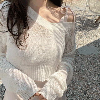 햇빛을 가려주는 성긴 짜임의 썸머 브이넥 니트 knit