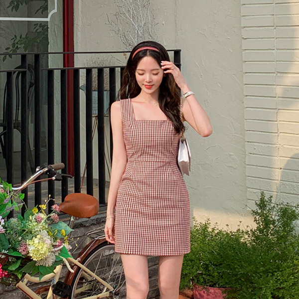체크 패턴의 슬림핏 민소매 미니 원피스 여름 dress