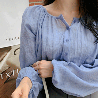 넥라인 셔링 디자인의 가벼운 거즈면 블라우스 blouse 벚꽃룩