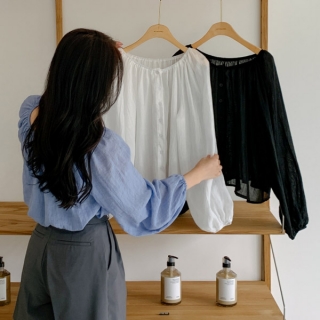 넥라인 셔링 디자인의 가벼운 거즈면 블라우스 blouse
