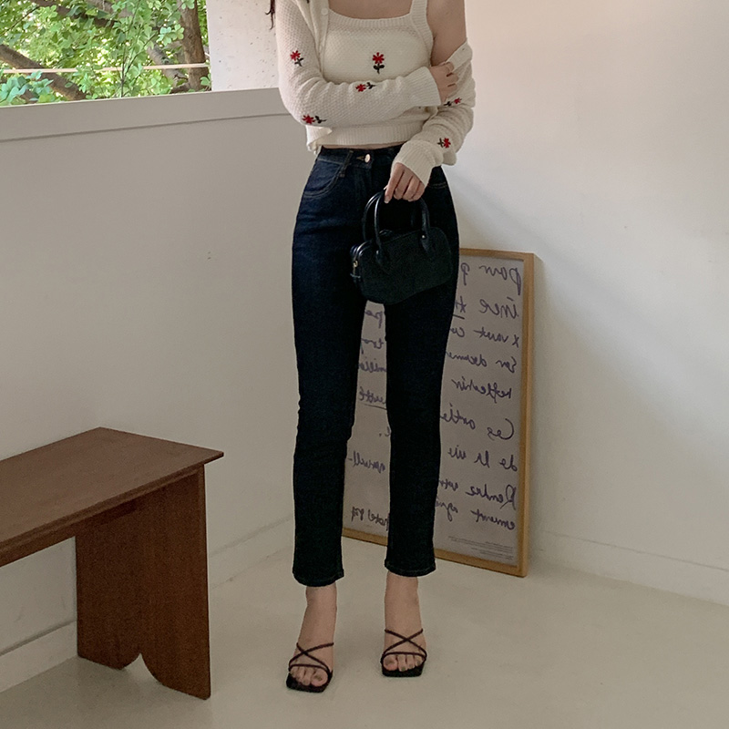 슬림한 라인감의 밑단슬릿 생지 데님 스키니 pants