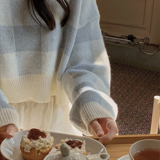 [울함유] 보송한 터치감의 크롭 체크 긴팔 니트 knit 벚꽃룩