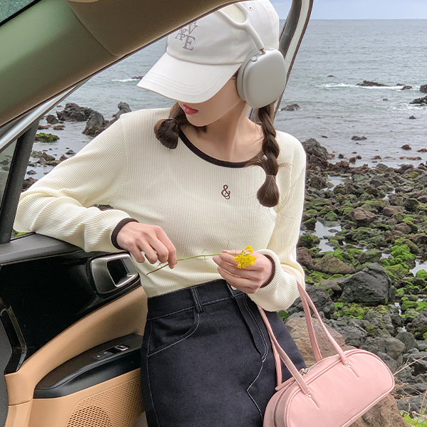 키치 자수 배색 골지 티셔츠