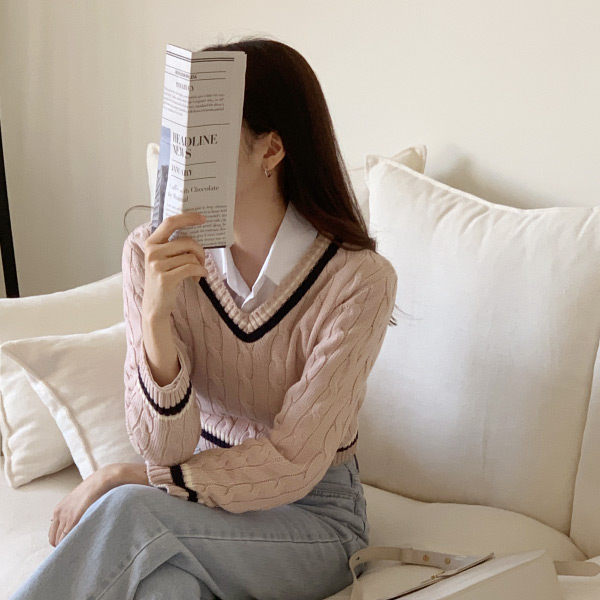 낸시 배색 브이넥 크롭 니트
