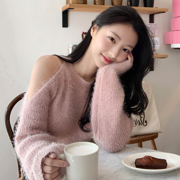 셀레나 어깨 트임 솔잎퍼 니트