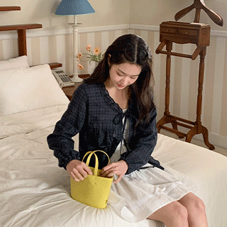 (리본끈여밈디테일/로맨틱무드*.*) 노네아 프릴 카라넥 셔링 리본끈 체크 블라우스