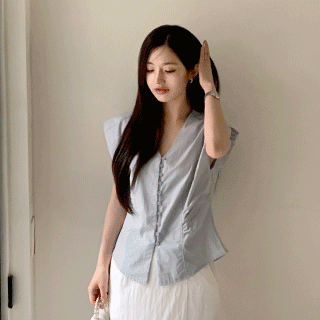 (블라우스/팔뚝살커버) 소에르 V넥 캡소매 버튼 셔링 블라우스