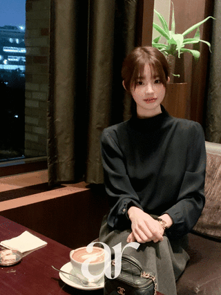 (MADE/업스타일추천/드레이프핏/뒷넷포인트) 포일리 드레이프 반하이넥 긴팔 블라우스