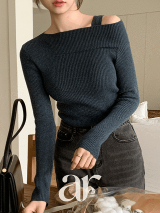 (여리핏/신축성좋은소재) 데일즈 스트랩 언발 오프 니트