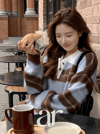 (포인트룩추천♥/포근여리핏) 홀린 브러쉬 배색 스트라이프 카라넥 버튼 긴팔 니트