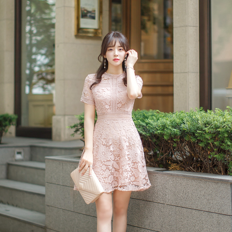 로맨틱한 레이스 패브릭의 고급스러운 플레어 원피스 dress