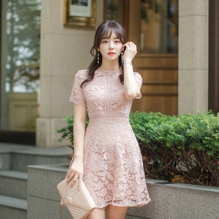 로맨틱한 레이스 패브릭의 고급스러운 플레어 원피스 dress