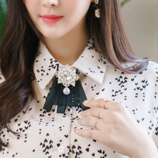 유니크한 감성의 고급스러운 블랙리본 큐빅 포인트 브로치 brooch