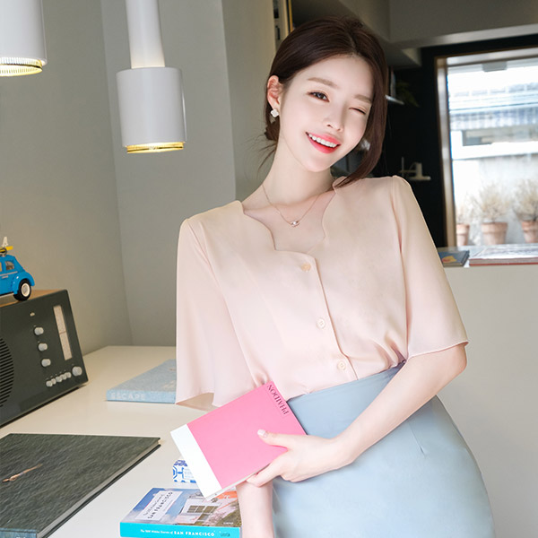 bs4541 물결넥 디테일로 여성스러움 가득한 나팔소매 쉬폰 블라우스 blouse