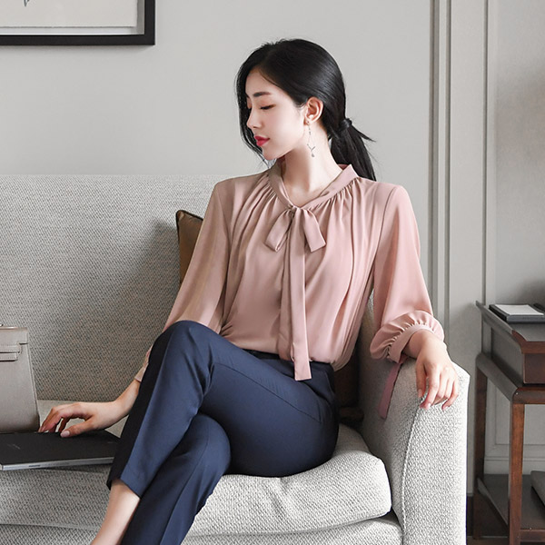 세련되며 여성스런 김비서스타일의 소매포인트 7부소매 타이블라우스 blouse