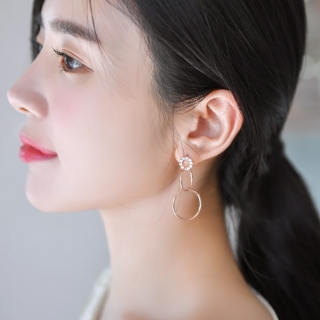 큐빅 더블링 장식으로 특별하게 완성된 은침 드롭 이어링 earring