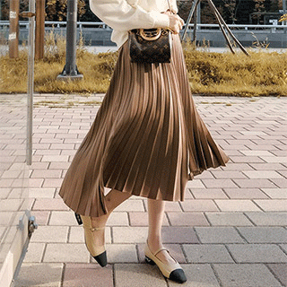 차르르한 새틴 광택으로 빛나는 플리츠주름 백밴딩 롱스커트 skirt