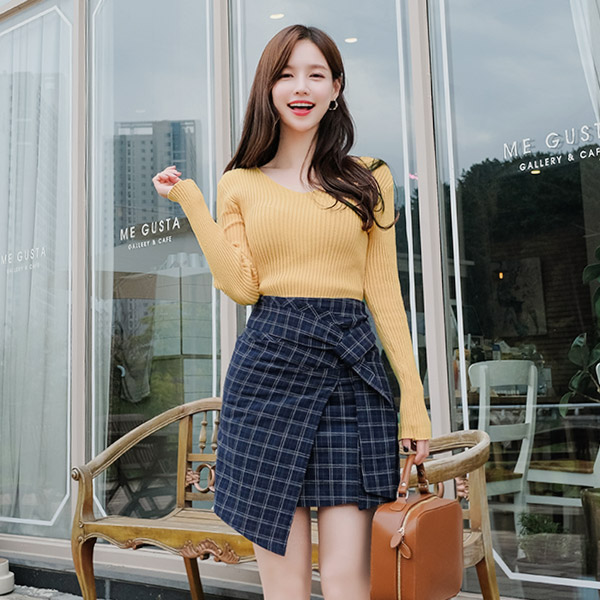 sk3717 트렌디한 감성의 언발 매듭 디자인과 셔링 디테일의 체크 미니 스커트 skirt