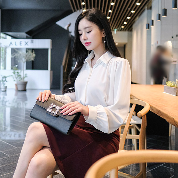 bs4693 히튼버튼으로 깔끔하게 마무리된 숄더 셔링 데일리 블라우스 blouse