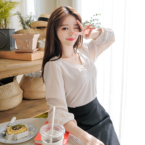 bs4721 로맨틱한 다이아몬드 넥라인의 셔링 프릴 장식 10부 소매 블라우스 blouse