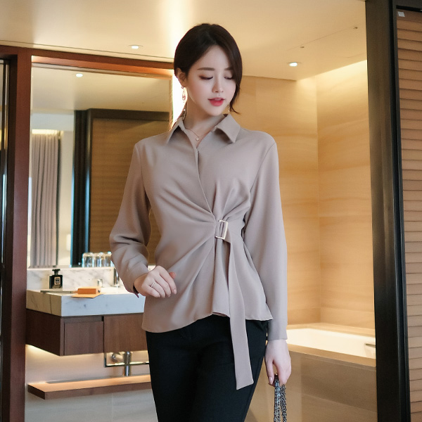 bs4733 우아한 셔링 디자인의 스퀘어 버클 장식의 속 버튼 카라넥 블라우스 blouse