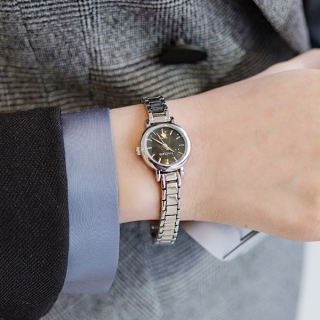 세련된 체인 스트랩으로 반짝임이 남다른 포인트 손목시계 wriswatch