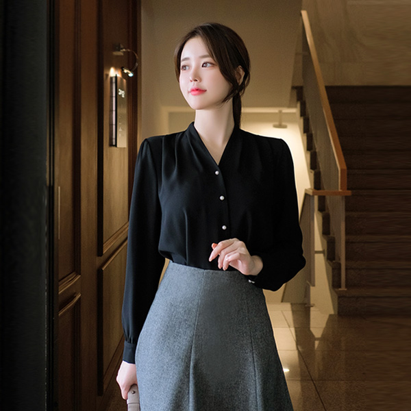 bs4770 셔링 숄더 라인과 진주 단추 장식의 브이넥 쉬폰 블라우스 blouse