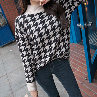 넉넉한 사이즈의 하운드투스 체크 패턴으로 캐쥬얼하게 입기 좋은 반하이넥 니트 knit