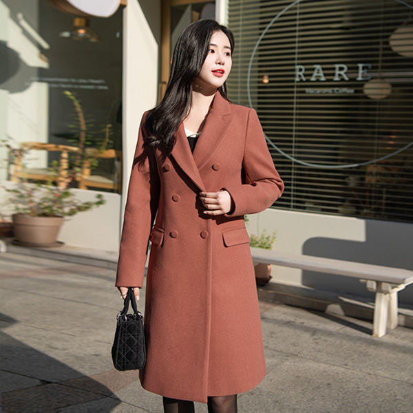 귀여운 싸개 단추와 클래식 카라 디자인의 미디롱 코트 coat