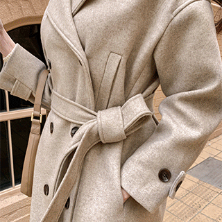 [울함유] 폭신폭신 기분좋은 터치감과 따듯한 울 소재로 제작된 소매 셔링 장식의 더블버튼 벨트세트 롱 코트 coat