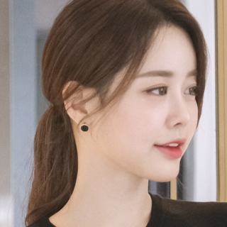 밤하늘에 별을 수놓은 듯 은은하게 제작된 라운드 쉐입의 이어링 earring 벚꽃룩