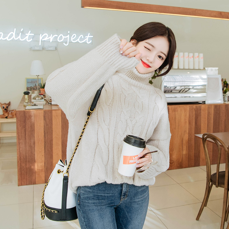 도톰하고 포근한 터틀넥 디자인의 예쁨가득 꽈배기 니트 knit