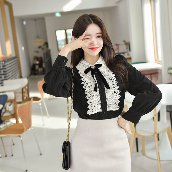 bs4809 도톰 기모 소재로 따듯함까지 챙긴 레이스카라넥 장식의 큐빅벨벳 브로치세트 블라우스 blouse