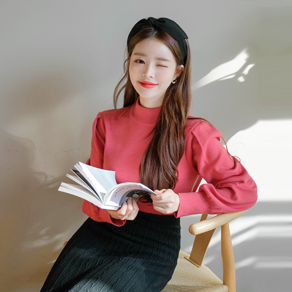 nt1989 숄더 핀턱라인으로 페미닌함을 선사할 반목 니트 knit