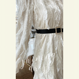 매력적인 레이스 프릴장식과 진주 벨트세트로 제작된 벨벳 A라인 미니 원피스 dress