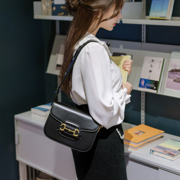 bg946 명품 레이블 감성이 느껴지는 골드버클장식의 스퀘어 숄더백 bag