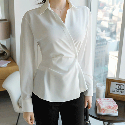 페미닌하고 고급진 허리 셔링 페플럼 디자인의 랩 블라우스 blouse