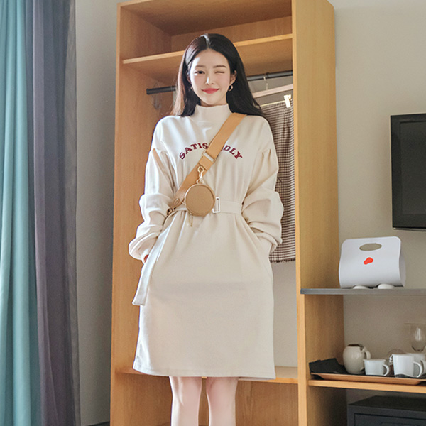 op8510 힙한 무드로 편하게 입기 좋은 레터링 포인트의 벨트 세트 구성 하이넥 원피스 dress
