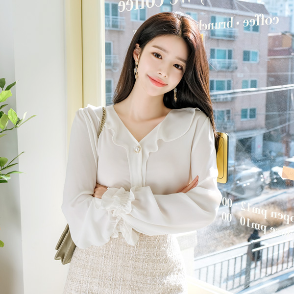 bs4937 Y넥 프릴 장식으로 여성미를 더한 진주 버튼 포인트 블라우스 blouse
