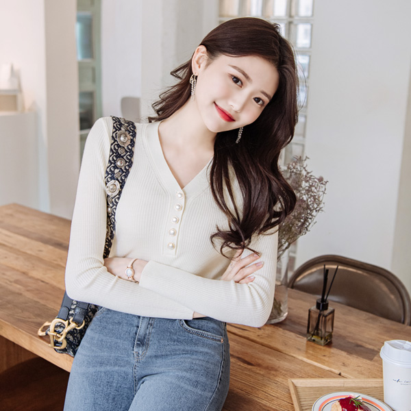 nt2089 진주 버튼으로 페미닌한 매력을 더한 촘촘한 골지 짜임의 V넥 니트 knit
